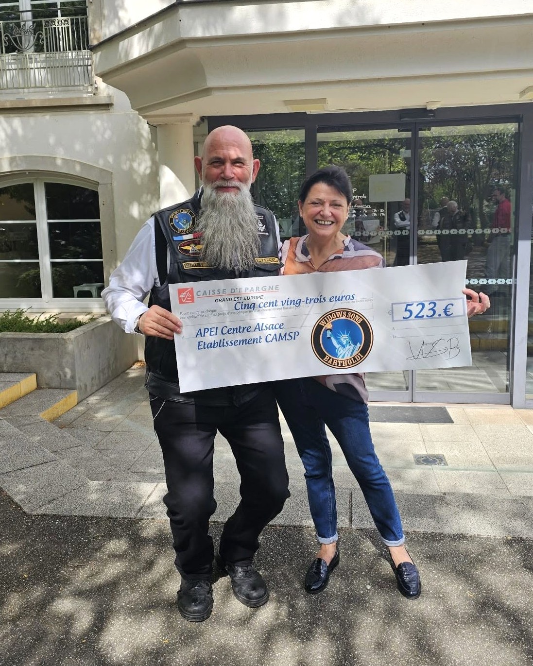 Chapter: Bartholdi WSF.👍
Remise d'un chèque de 523 € à l'APEI de Châtenois.
APEI: Association qui milite pour la promotion de la personne en situation de handicap, son intégration sociale et le maintien du lien familial.
widows-sonsfrance.fr
#widowssons #widowssonsfrance #widowssonsmra #masons #freemasonery #bikers #harleydavidson #indian #motorcycle