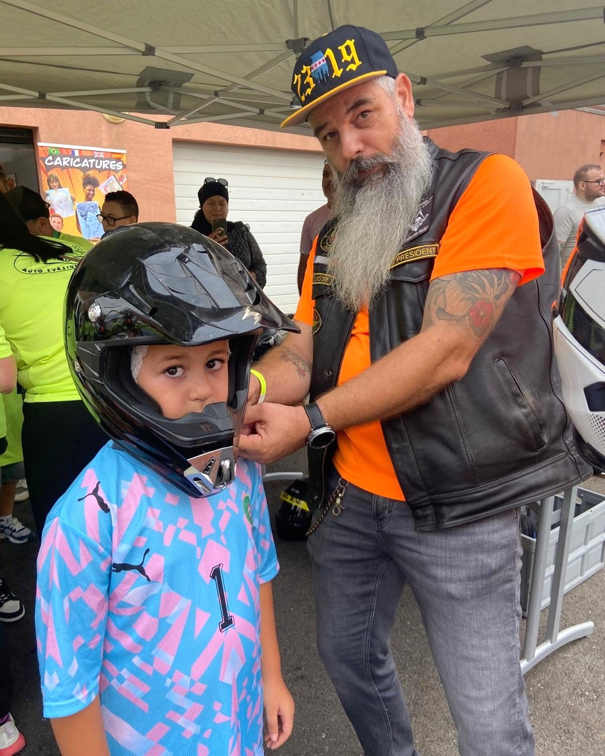 Chapter : Phénix WSF en partenariat avec Auto Evasion👍
60 enfants malade à la découverte du sport automobile.
Auto Evasion : Permettre à de jeunes patients hospitalisés de quitter l’univers hospitalier le temps d’une journée, afin de découvrir la compétition automobile aux côtés de pilotes passionnés et chevronnés.
widows-sonsfrance.fr
#widowssons #widowssonsfrance #widowssonsmra #francsmaçons #francmaçonnerie #bikers #motorcycles #harleydavidson