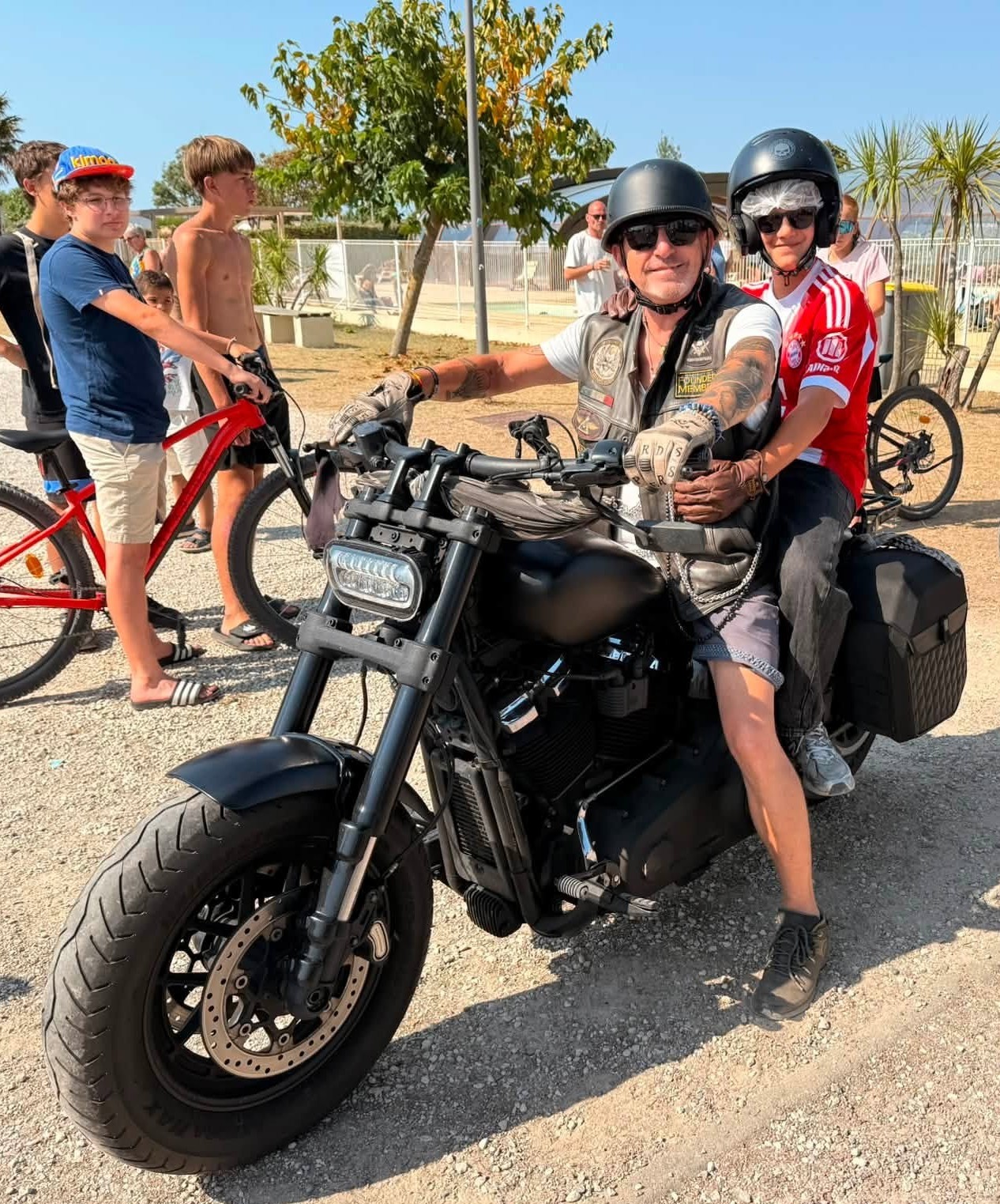 #Chapters : Onys Fraternitas et Alienor Spirit WSF
🏍️ 109 BAPTÊMES MOTO POUR LE TÉLÉTHON ! ❤️
Organisée par nos frères des Onys Fraternitas – Widows Sons, cette belle manifestation avait un objectif qui nous tient particulièrement à cœur : récolter des fonds au profit du Téléthon. ❤️
Et le résultat est là : 109 baptêmes moto réalisés ! 🏍️🔥
Les Alienor Spirit ont eu le plaisir de venir apporter leur renfort à nos frères des Onys, dans cet esprit qui nous rassemble : fraternité, partage, solidarité et passion de la moto, le tout au service d’une belle cause.
🙏 Un immense MERCI :
🤝 À toute l’organisation des Onys Fraternitas – Widows Sons pour cette magnifique initiative et leur confiance.
🏕️ À toute l’équipe du camping ULVF Les Beaupins pour leur accueil chaleureux et leur disponibilité.
💪 À tous les bénévoles qui ont donné de leur temps et de leur énergie.
🏍️ Aux 109 participants qui ont pris place derrière nos guidons et ont contribué à faire vivre cette journée.
🦅 Aux membres des Alienor Spirit venus prêter main-forte et représenter fièrement notre association.
❤️ Et surtout, merci à toutes les personnes présentes qui, par leur participation, leur générosité et leur bonne humeur, ont contribué à faire de cette journée une réussite au profit du Téléthon.
Parce qu’au-delà des motos et du plaisir de rouler, cette journée nous rappelle une chose essentielle :
Quand la passion rassemble les hommes, la fraternité peut faire de grandes choses.
🏍️ 109 baptêmes.
109 sourires.
Une seule cause : le Téléthon. ❤️
Bravo et merci à toutes et tous !
À très bientôt sur les routes ! ✌️🏍️
widows-sonsfrance.fr 
#widowssons #widowssonsfrance #widowssonsmra #widowsonsfamily #widowssonsbrothers #masons #freemasonery #bikers #motorcycles #harleydavidson